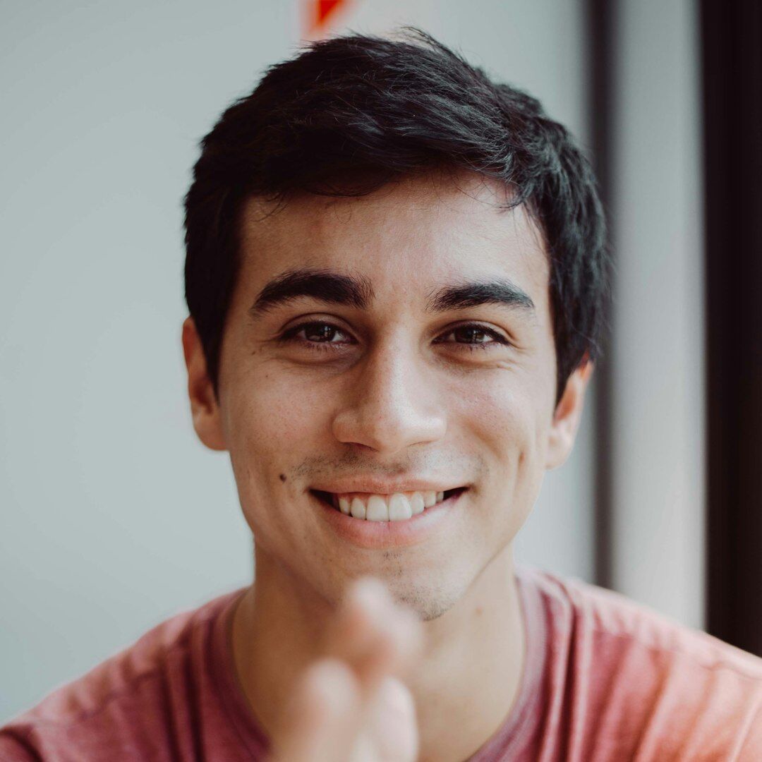 Portrait souriant d'une fondatrice de magazine spécialisée en montage vidéo