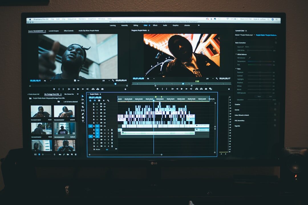 Petite équipe de création vidéo en réunion devant un écran de montage