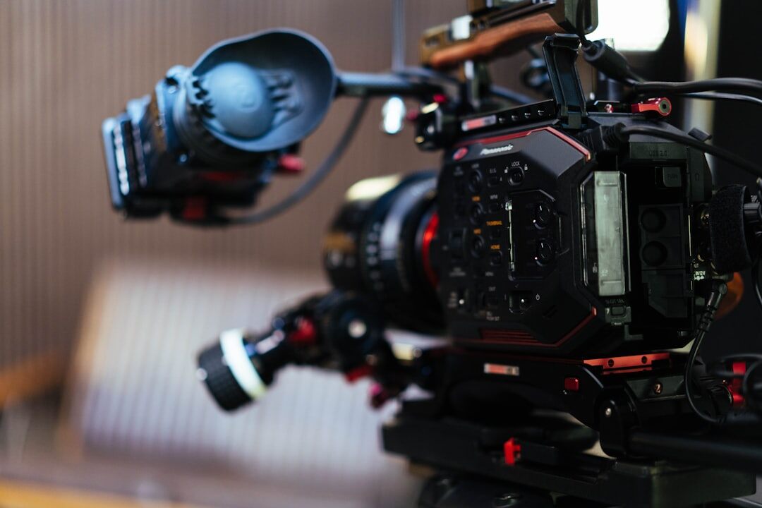 Caméra vidéo professionnelle avec objectif et micro sur un trépied dans un studio